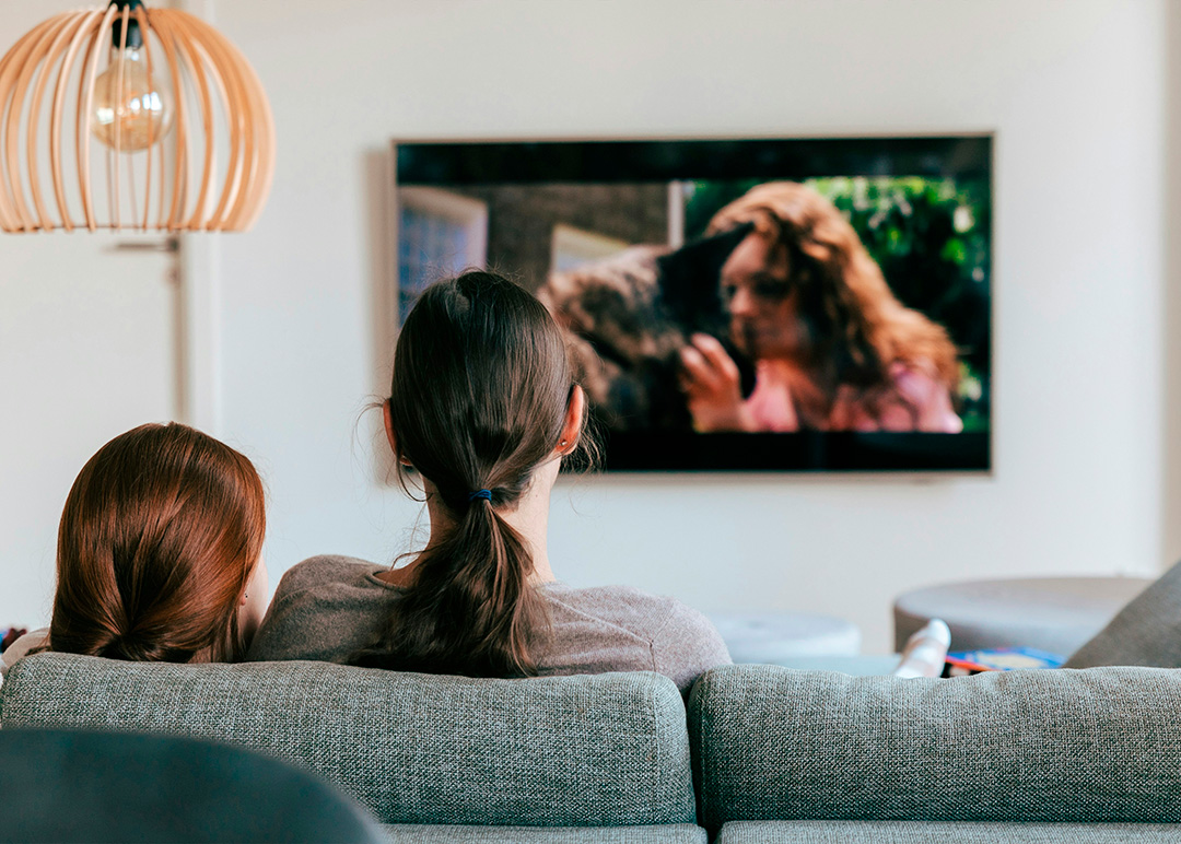 lanner pubblicitario su smart tv durante programma televisivo